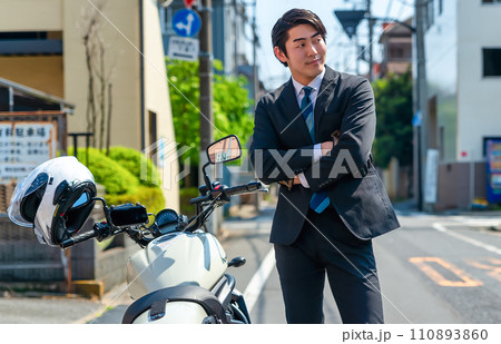 バイク通勤をする会社員 東京 バイク通勤をする会社員 東京 110893860
