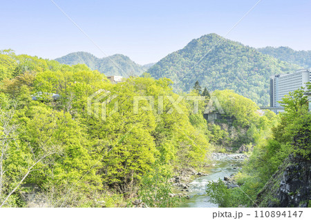見返り坂から下流の温泉街方向　定山渓　札幌市 110894147