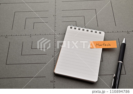 Martechという単語が書かれた付箋がメモ帳に貼られている Martechという単語が書かれた付箋がメモ帳に貼られている 110894786