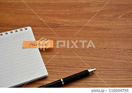 Martechと書かれた付箋がメモ帳に貼られている Martechと書かれた付箋がメモ帳に貼られている 110894795