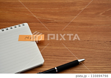MVPと書かれた付箋がメモ帳に貼られている MVPと書かれた付箋がメモ帳に貼られている 110894798
