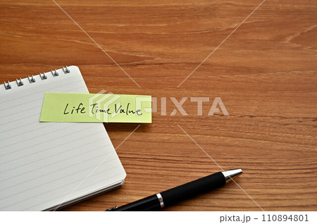 Life Time Valueと書かれた付箋がメモ帳に貼られている 110894801