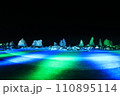 ライトアップされた岩たち 110895114