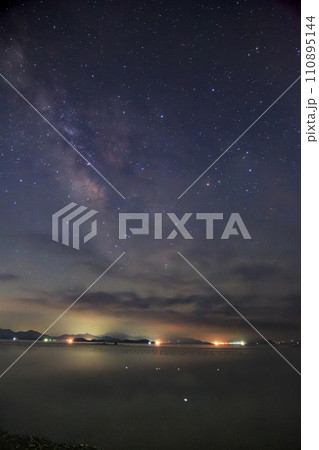 瀬戸内の春の星景天の川とさそり座 110895144