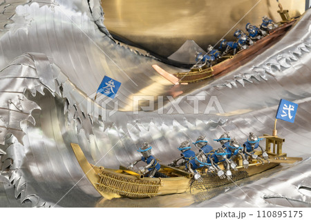 海で漁をする江戸時代の漁師の模型・メタルフィギア 110895175