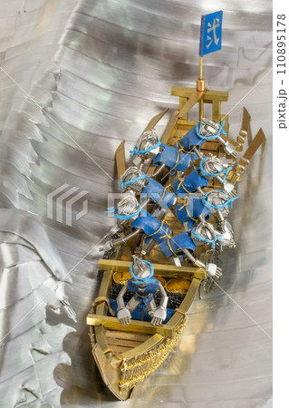 海で漁をする江戸時代の漁師の模型・メタルフィギア 110895178