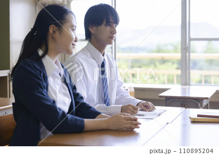 学校で面談をする親子 110895204