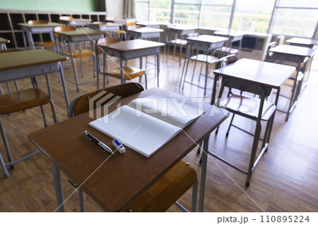 学校の教室 学校の教室 110895224