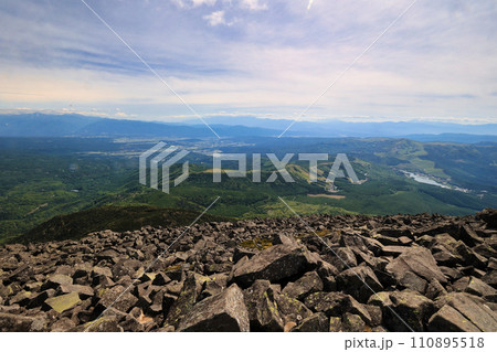 八ヶ岳連峰の蓼科山から眺めた景色 八ヶ岳連峰の蓼科山から眺めた景色 110895518