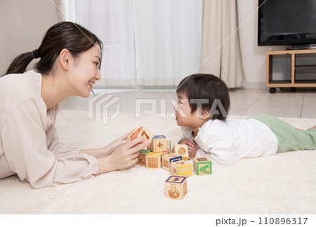 母子　遊び　乳児　積み木　保育士　 110896317