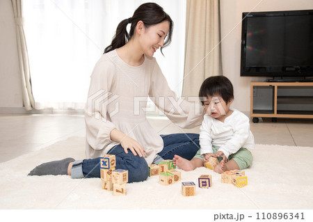 母子 遊び 乳児 積み木 保育士 母子 遊び 乳児 積み木 保育士 110896341