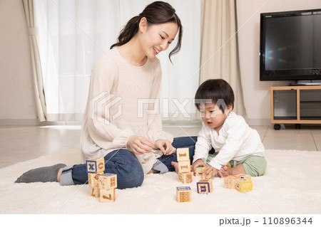 母子　遊び　乳児　積み木　保育士 110896344