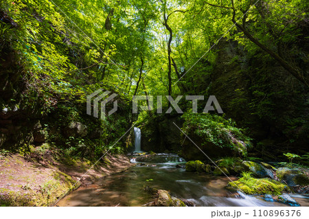 長野県軽井沢町の春　新緑の竜返しの滝 110896376
