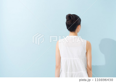 ノースリーブの爽やかな女性 110896430