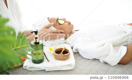 Masseuse masking face with tomato and spa face woman treatment and massage aroma therapy relax  110896906