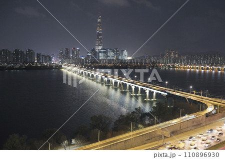 漢江に架かる蚕室鉄橋と蚕室大橋の夜景 漢江に架かる蚕室鉄橋と蚕室大橋の夜景 110896930
