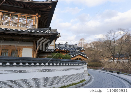 韓国の伝統家屋が並ぶ恩平韓屋村 110896931