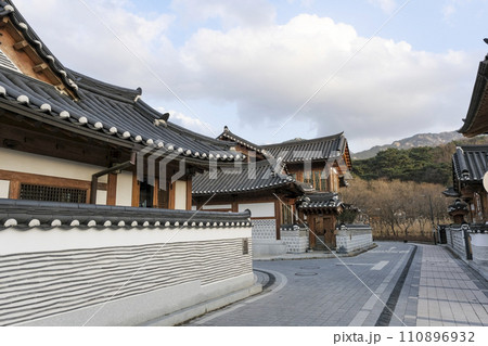 韓国の伝統家屋が並ぶ恩平韓屋村 韓国の伝統家屋が並ぶ恩平韓屋村 110896932