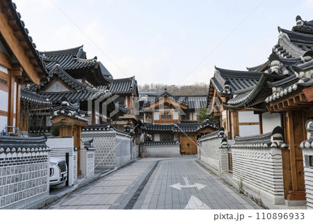 韓国の伝統家屋が並ぶ恩平韓屋村 110896933
