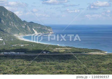 大峰展望台から眺める新島空港に着陸する旅客機 大峰展望台から眺める新島空港に着陸する旅客機 110896937