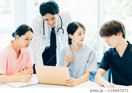 医師 看護師 医療従事者イメージ 110897071