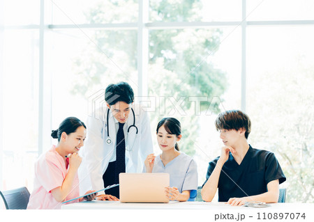 医師 看護師 医療従事者イメージ 110897074