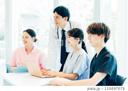 医師 看護師 医療従事者イメージ 医師 看護師 医療従事者イメージ 110897078