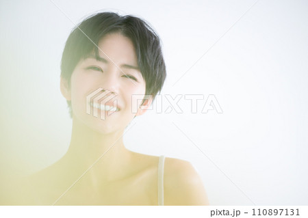 春のかわいい黄色の前ボケのある笑顔の美容イメージ 春のかわいい黄色の前ボケのある笑顔の美容イメージ 110897131