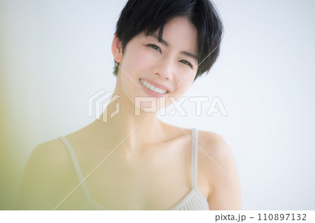 春のかわいい黄色の前ボケのある笑顔の美容イメージ 春のかわいい黄色の前ボケのある笑顔の美容イメージ 110897132