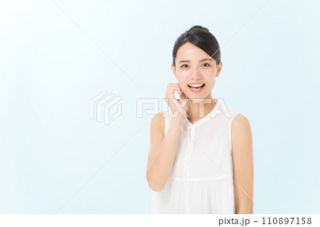 ノースリーブのブラウスを着た20代女性 110897158