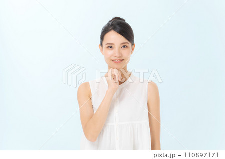 ノースリーブのブラウスを着た20代女性 ノースリーブのブラウスを着た20代女性 110897171