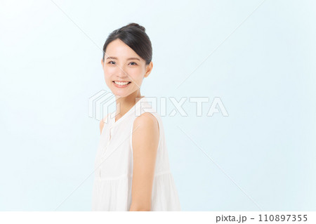 ノースリーブのブラウスを着た20代女性 ノースリーブのブラウスを着た20代女性 110897355
