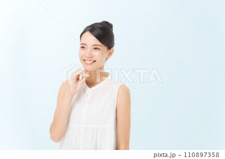 ノースリーブのブラウスを着た20代女性 ノースリーブのブラウスを着た20代女性 110897358