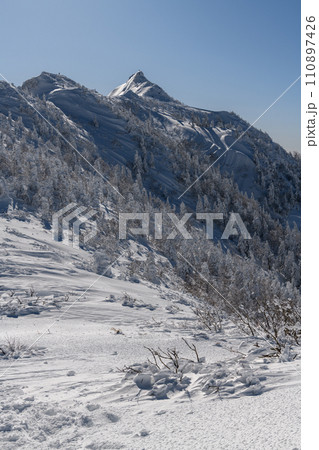 武尊山から剣ヶ峰山に向かう登山道から見た冬の剣ヶ峰山 110897426