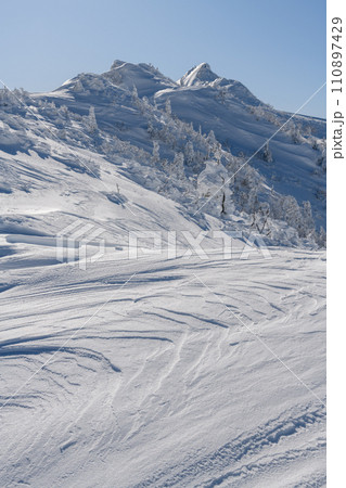 武尊山から剣ヶ峰山に向かう登山道から見た冬の剣ヶ峰山 110897429