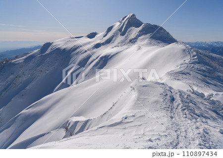 武尊山から剣ヶ峰山に向かう登山道から見た冬の剣ヶ峰山 110897434