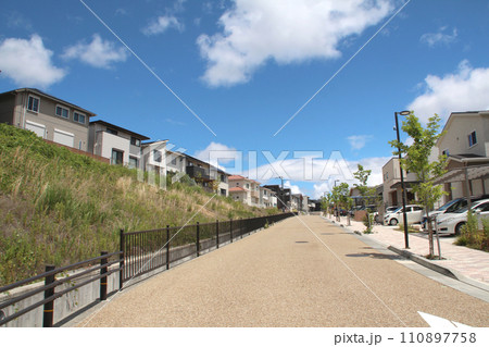 宝塚市の山の手の住宅地 110897758