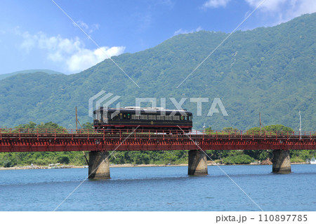 由良川を渡る北近畿丹後鉄道観光列車黒松号 110897785