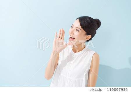 大声を出すジェスチャーの女性 110897936