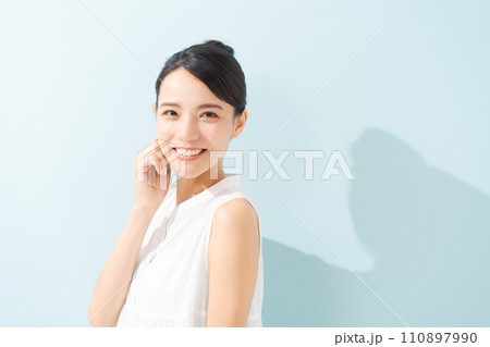 ノースリーブのブラウスを着た20代女性 110897990