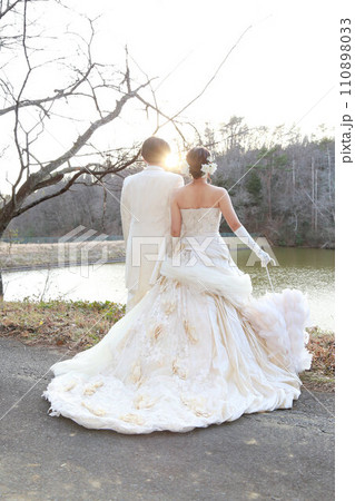 フォトウエディング新郎新婦の後ろ姿、顔無しブライダルヘアセット フォトウエディング新郎新婦の後ろ姿、顔無しブライダルヘアセット 110898033