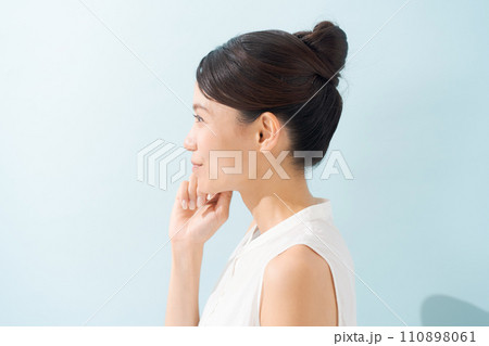 お団子ヘアの女性の横顔 110898061