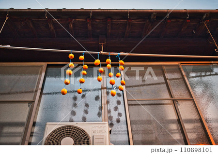 吊るされた干し柿 吊るされた干し柿 110898101