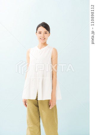 ノースリーブのブラウスを着た20代女性 110898112