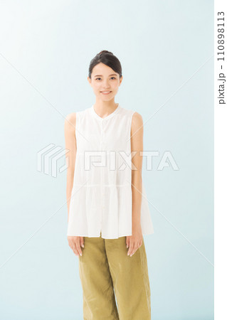 ノースリーブのブラウスを着た20代女性 ノースリーブのブラウスを着た20代女性 110898113