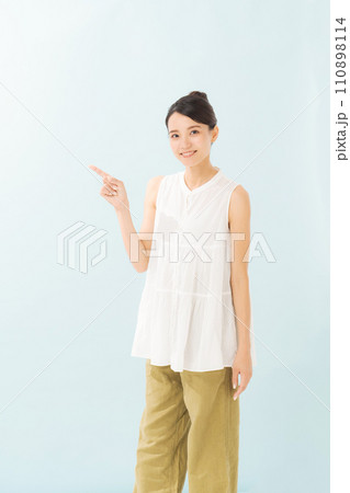 ノースリーブのブラウスを着た20代女性 110898114