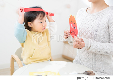 親子工作　鬼のお面を製作　節分工作　製作遊び 110898206