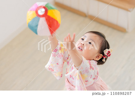 紙風船をキャッチする1歳児　昔遊び 110898207