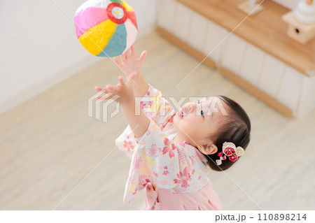 紙風船をキャッチする1歳児　昔遊び 110898214