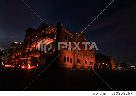 赤レンガ倉庫とシルエットとみなとみらい 110898267